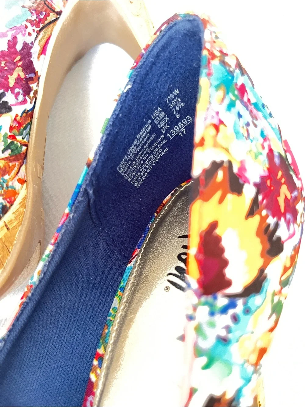 FIONI Multicolor Floral Print Fabric Women's Pumps Almond Heels 4 inches 7 1/2 W - Picture 4 of 6